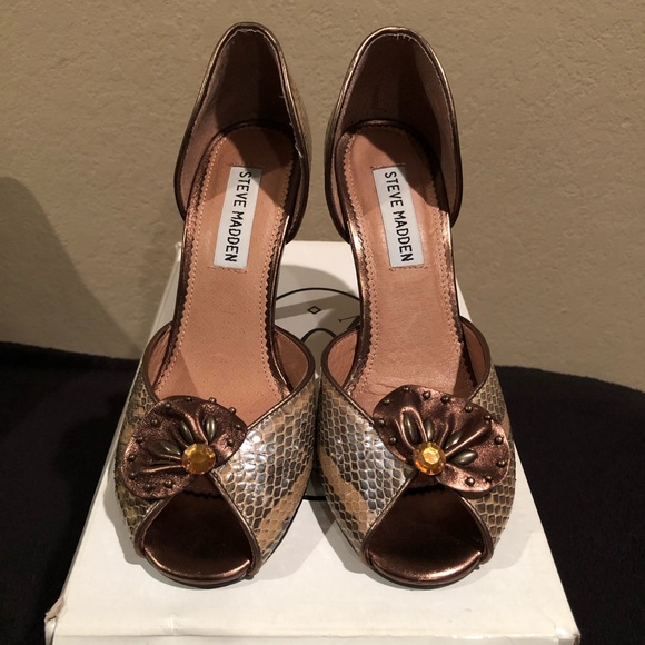 Steve Madden Reptile Print Bronze Peep-Toe Heel | Size: 5.5 - Picture 5 of 8